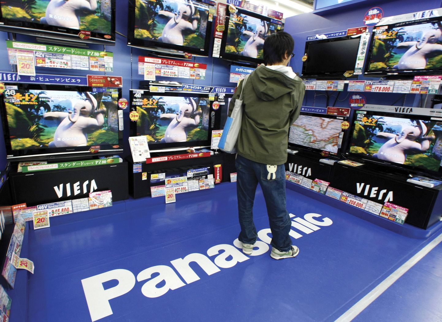 Panasonicu telerite väljapanek Tokyo elektroonikakaupluses.