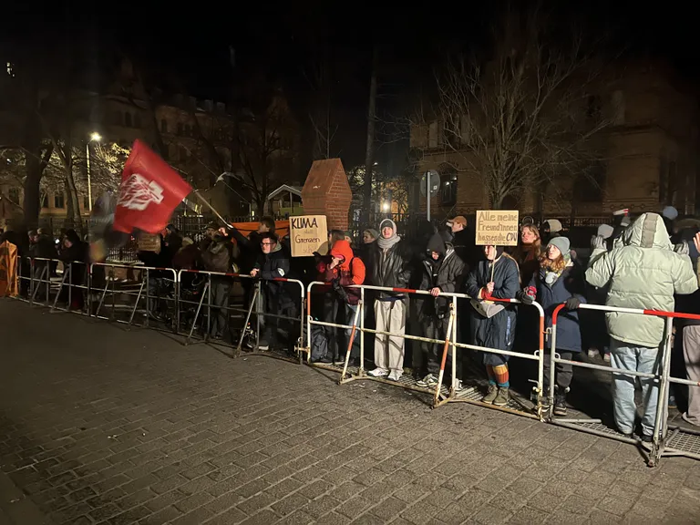 Meeleavaldajad Potsdamis CDU valimisürituse sissekäigu juures 18. veebruaril 2025. aastal.