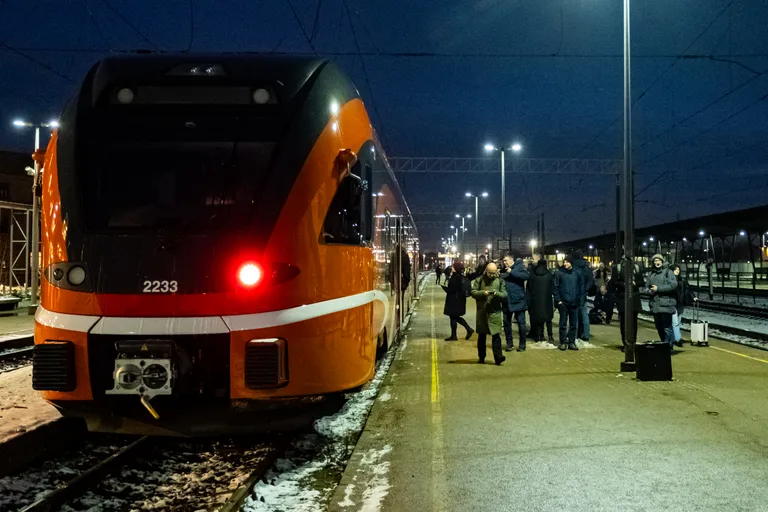 Поезд Elron в Риге.