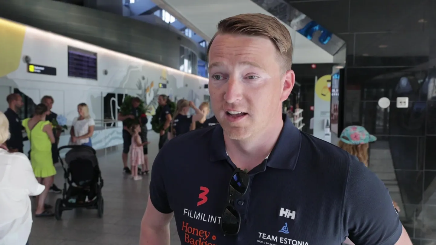 Marek Lindmaa Tallinna lennujaamas muljeid jagamas.