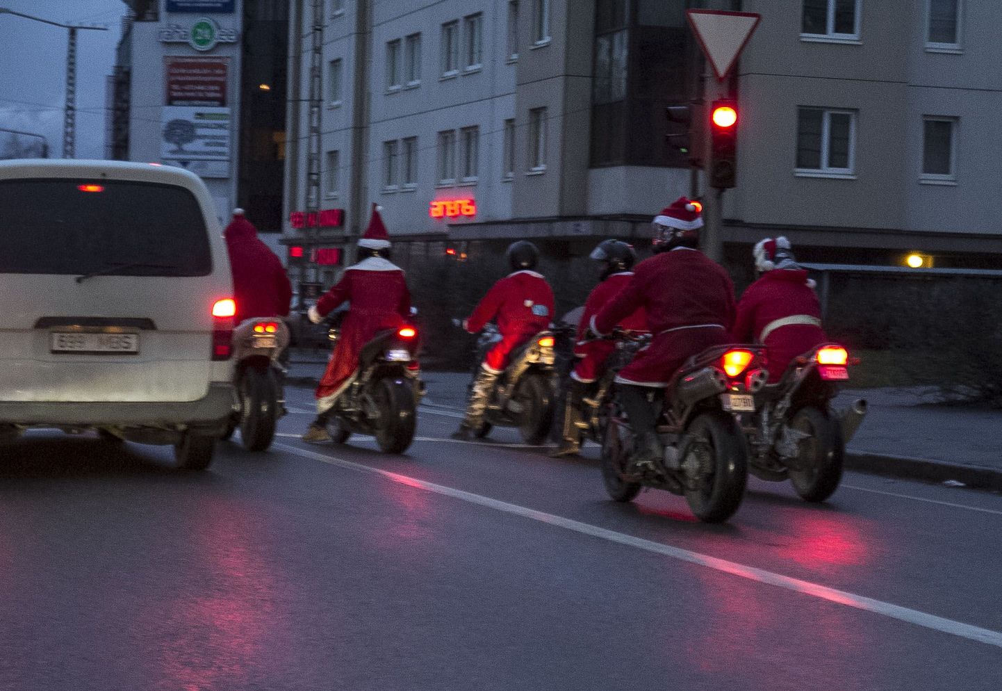 Motomeestest jõuluvanad Tallinna tänavail.