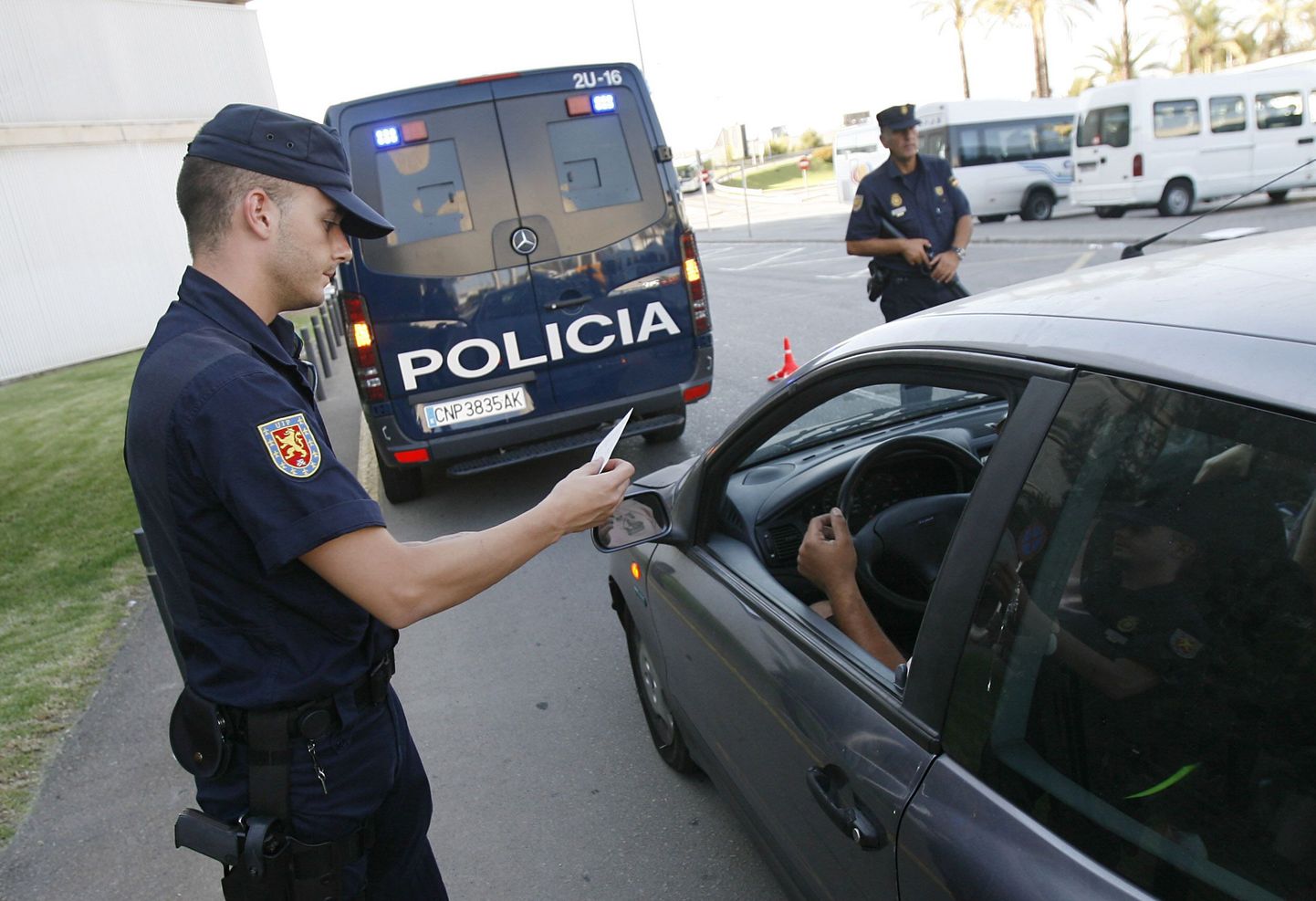 Hispaania politsei kontrollib Palma de Mallorca lennuvälja juures autojuhtide dokumente.
