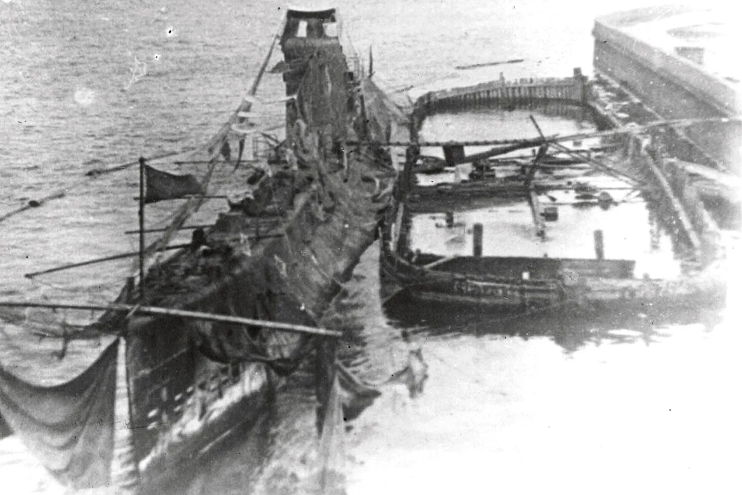 Maskeerimisvõrguga kaetud Sch-408 hukkumiseelsel talvel Leningradis.