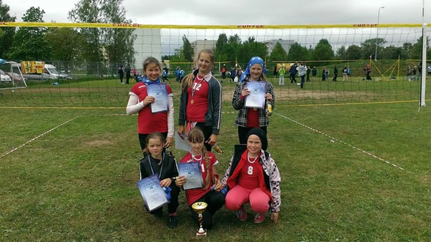 Viljandi spordikooli tüdrukud võitsid E-klassi minivõrkpalli festivali, millel tegi kaasa 20 naiskonda.