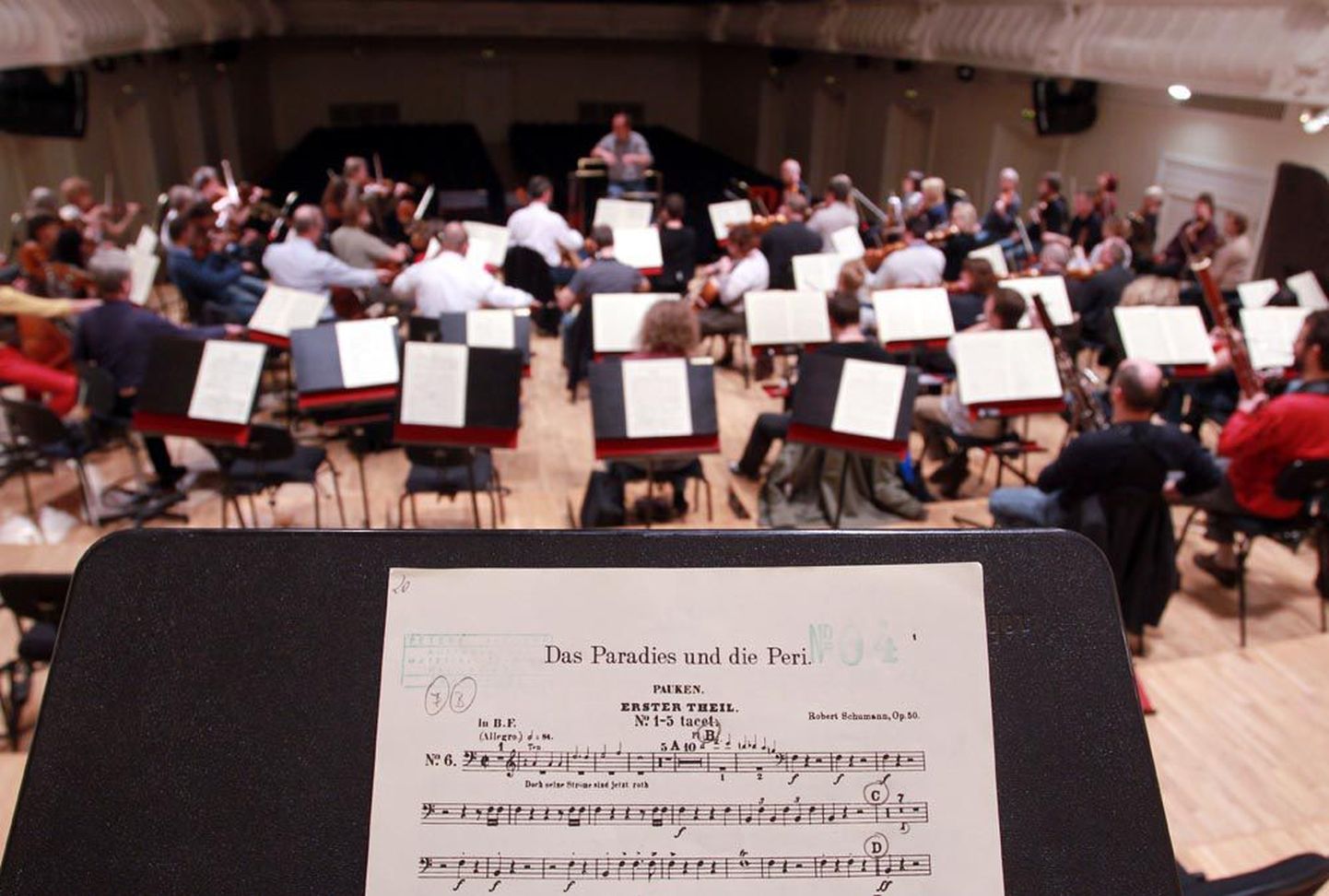 Eile harjutas ERSO dirigent Daniel Reussi juhatusel Robert Schumanni oratooriumi «Paradiis ja Peri», mis tuleb peagi Pärnus ja Tallinnas ettekandmisele.