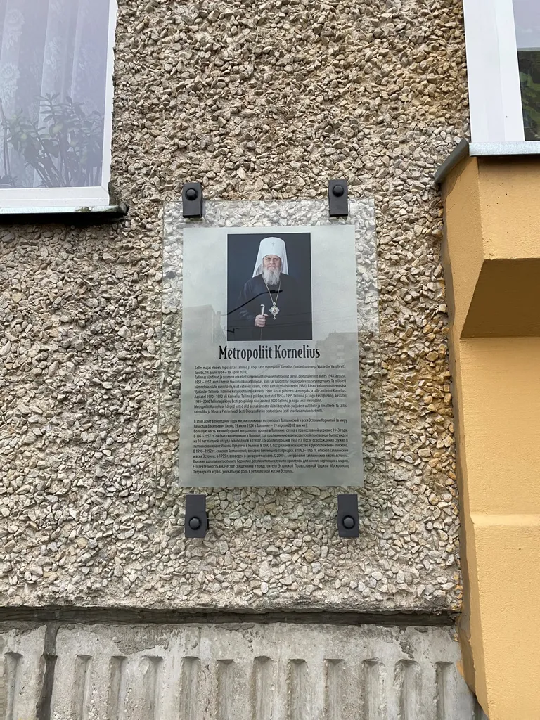 Табличка в память о епископе Русской православной церкви, митрополите Таллинском и всея Эстонии, предстоятеле Эстонской православной церкви Московского патриархата – митрополите Корнилии.