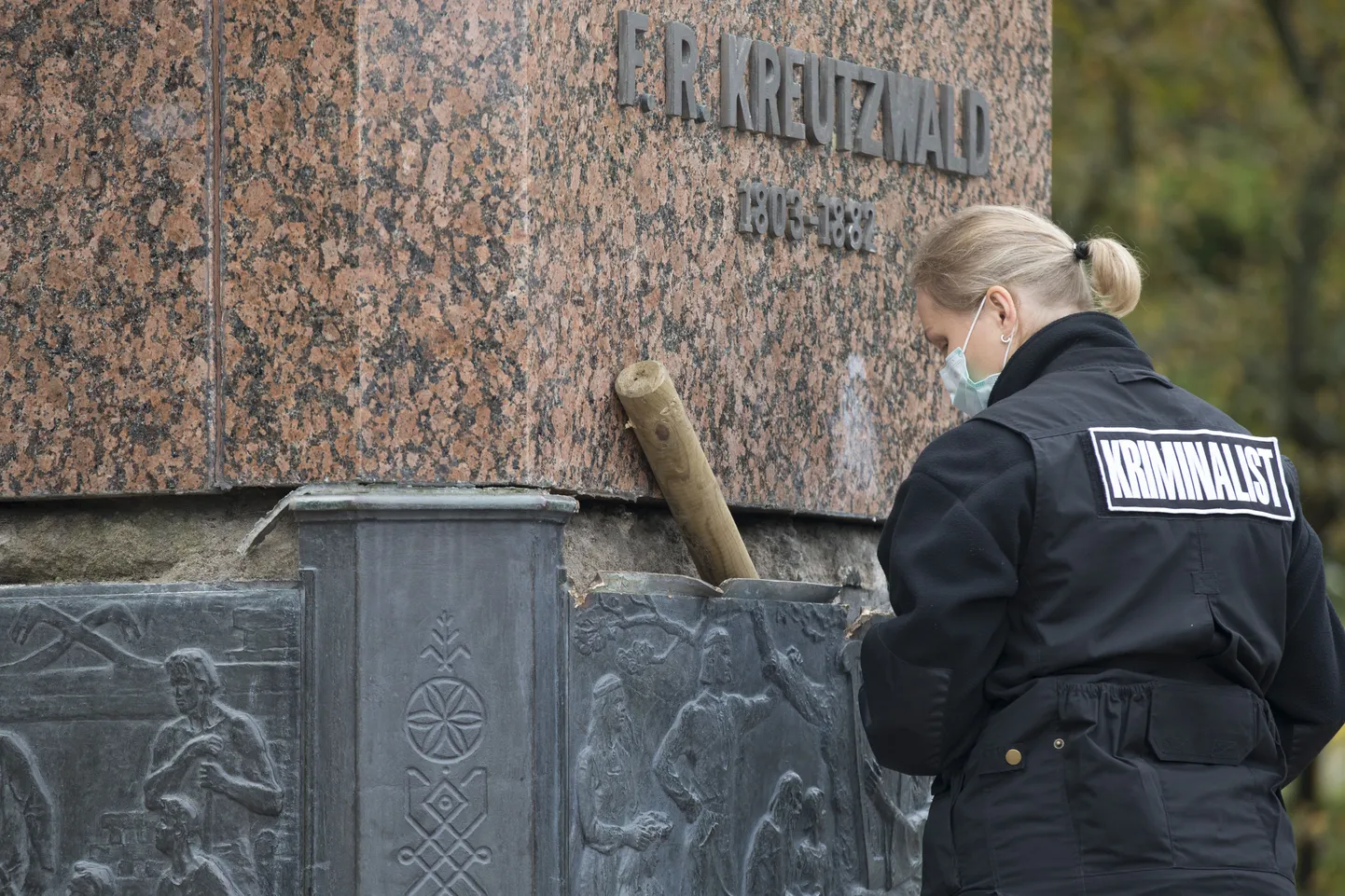 25. septembri öösel üritati lahti kangutada F. R. Kreutzwaldi monumendi jalamil olevaid bareljeefe.