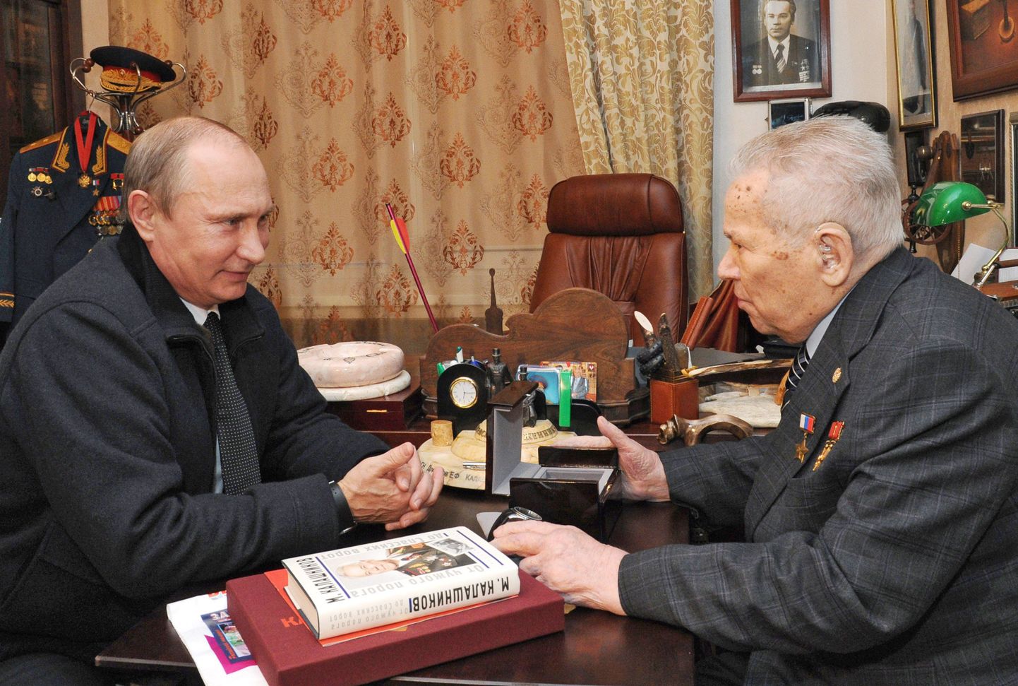Venemaa president Vladimir Putin (L) külastas eile Kalašnikovi tehast ning vestles maailmakuulsa relva AK-47 looja Mihhail Kalašnikoviga.