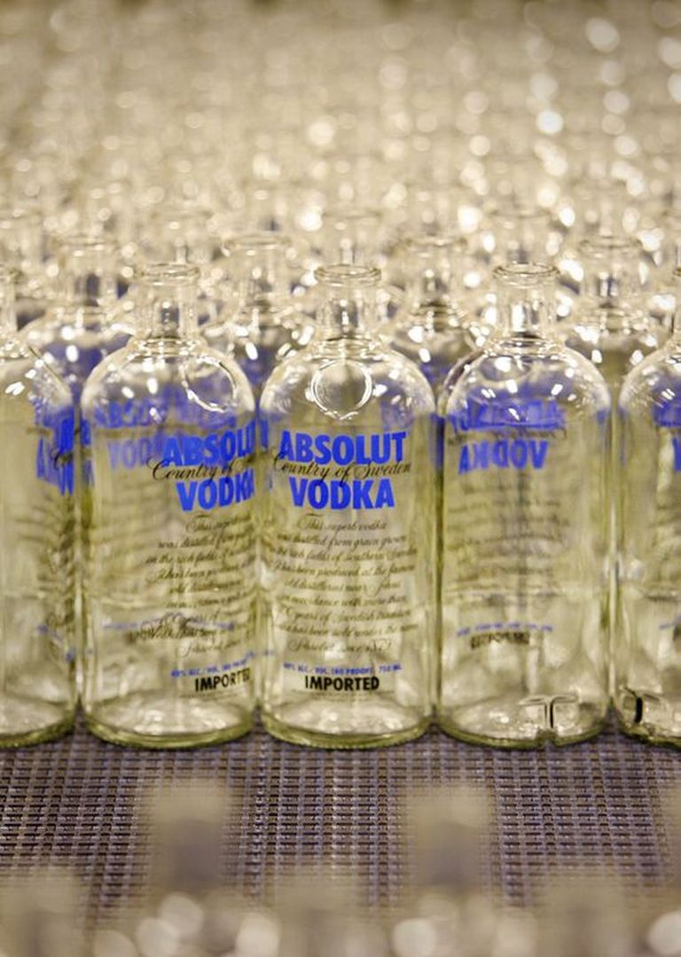 Absolut Vodka tühjad pudelid tootmisliinil