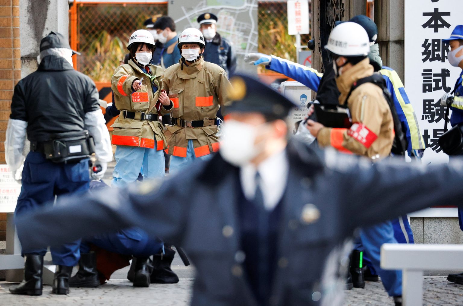 Politsei ja päästetöötajad noarünnaku järel Tokyo ülikooli juures.