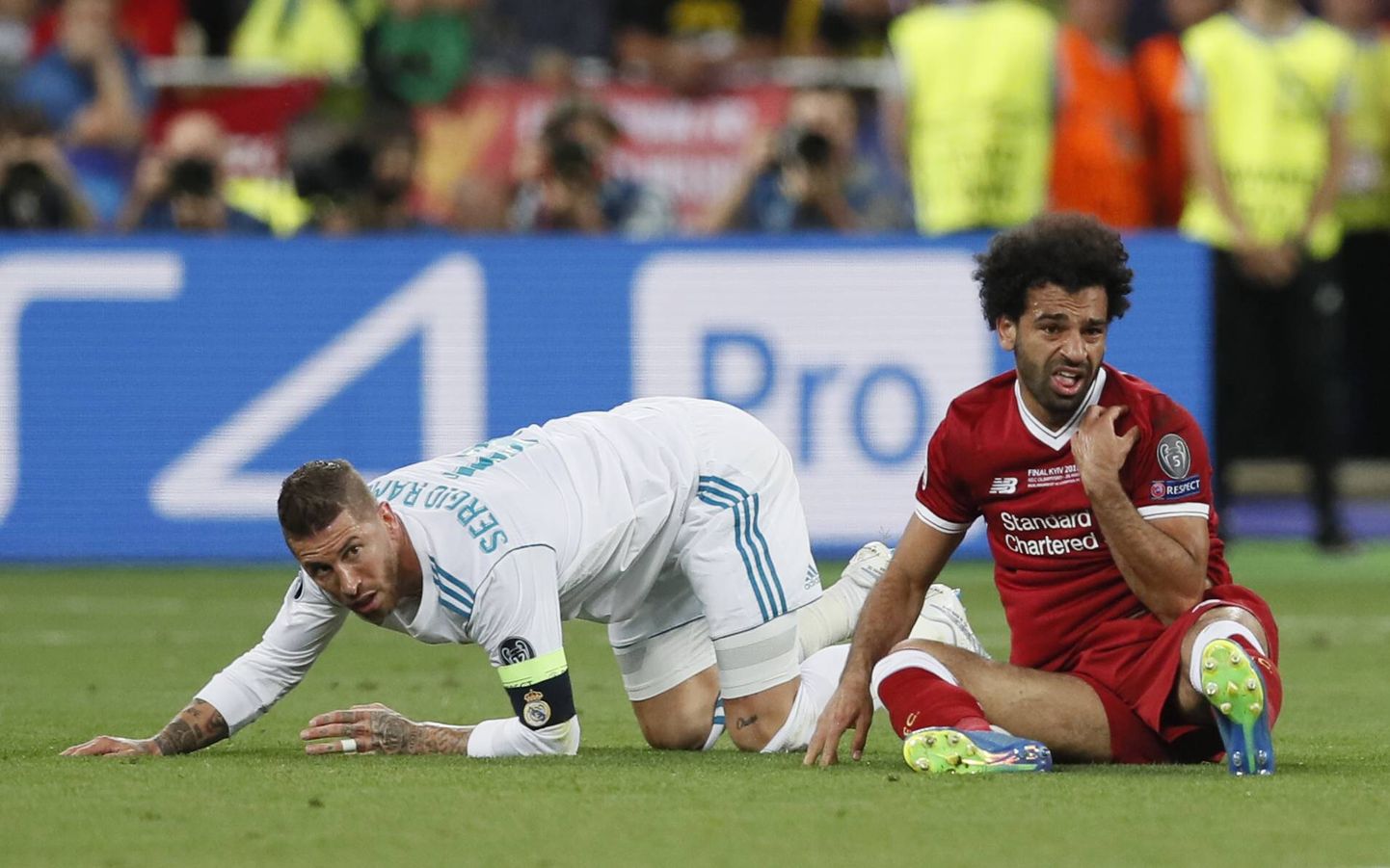 Liverpooli egiptlasest ründaja Mohamed Salah sai Meistrite liiga finaalkohtumise esimesel poolajal pärast jõulist episoodi Sergio Ramosega vigastada ning pidi platsilt lahkuma.
