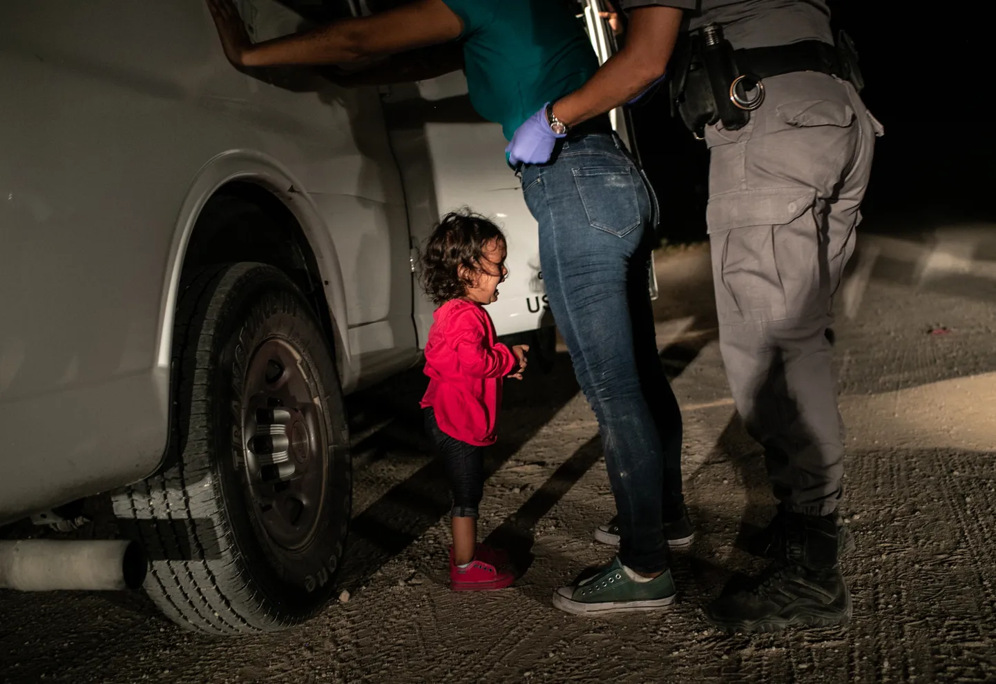 Плачущая девочка на границе.
