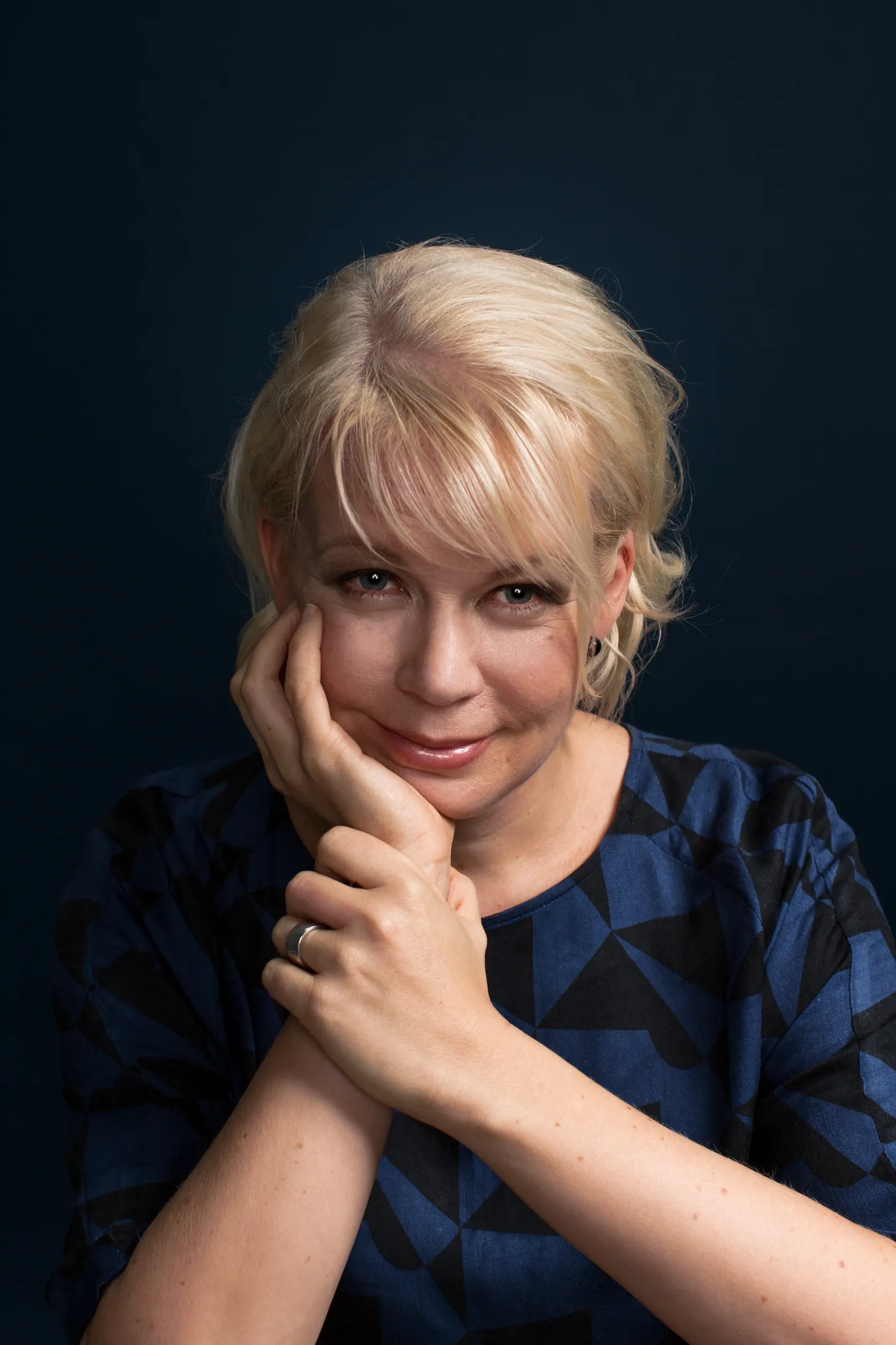 Elina Hirvoen on meister portreteerima masendust, mis on ühtaegu personaalne ja globaalne. Kui tema romaanid oleksid maalid, oleks neil maalitud tumedate toonidega tumedatele toonidele.
