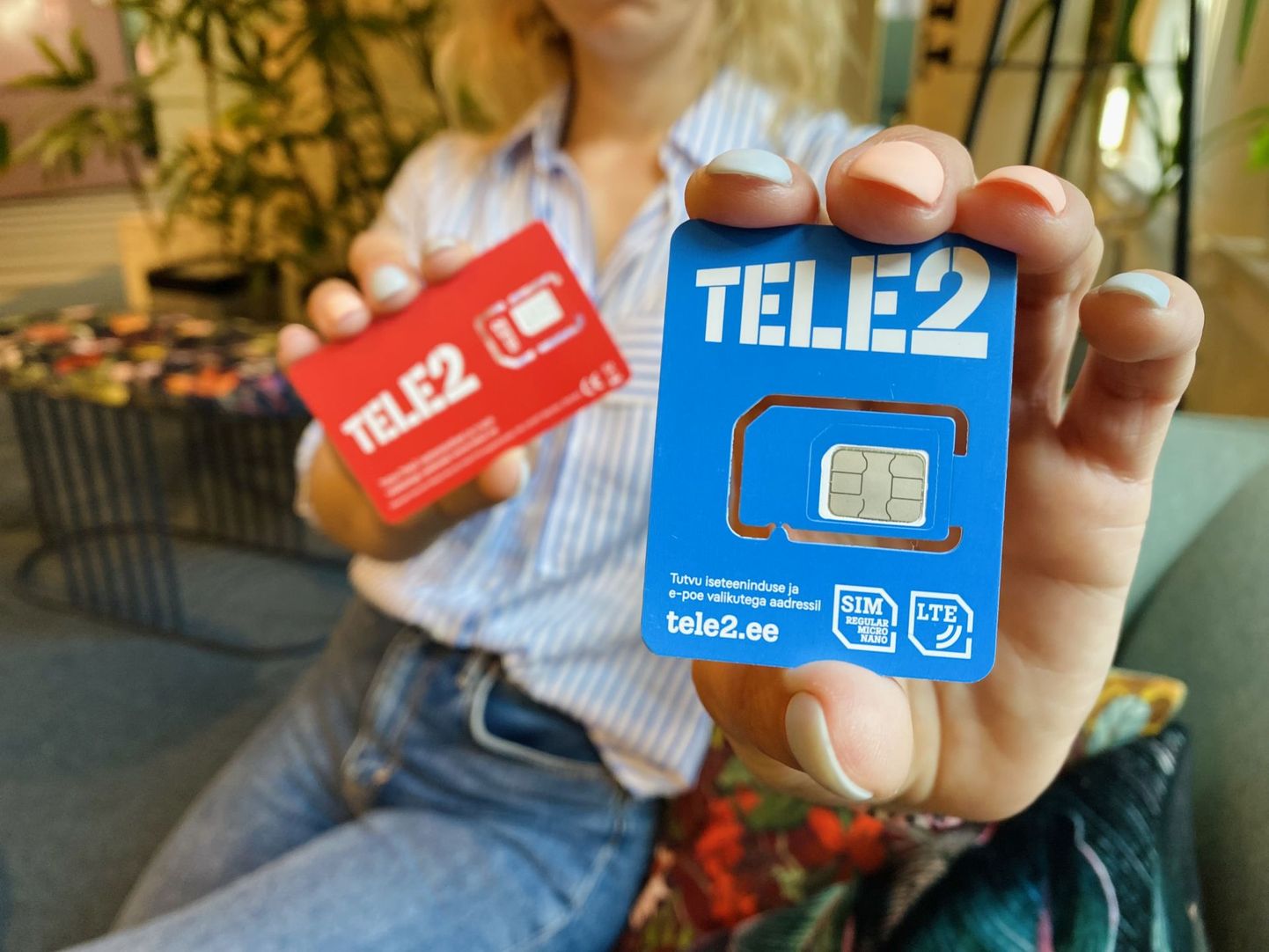 Taamal vana, esiplaanil uus, poole väiksem Tele2 SIM-kaardi raam