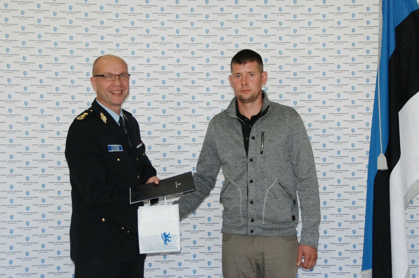 Pärnu politseijaoskonna juht Andres Sinimeri tänas Erkot, kes oli 11aastase poisi ründaja kinnipidamisel politseile suureks abiks.