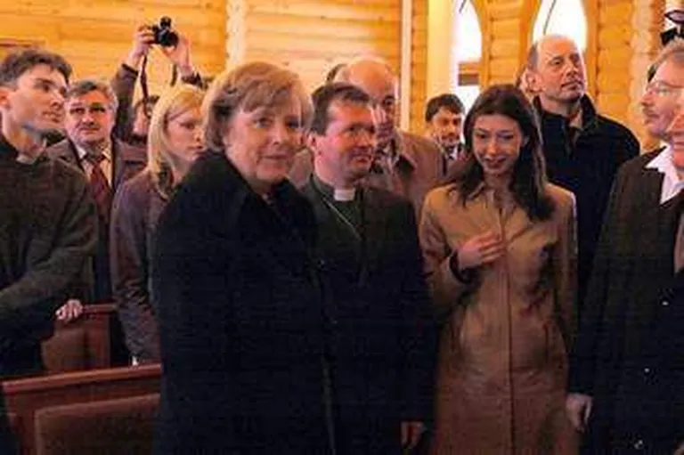 Andrei Kuzitškin (paremal ääres) ja Angela Merkel 2006. aastal Tomskis. Foto: