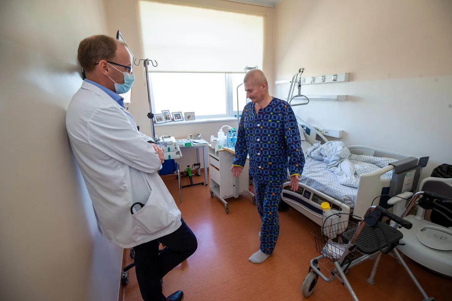 Uute kopsudega Andres Verro näitab doktor Tanel Laisaarele, kuidas ta kõnnib. Jalataldade tundlikkus ei ole pärast pikki lamatud kuid veel täiesti taastunud, kuigi käinud on mees juba palju.