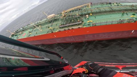 VIDEO ⟩ Vaata, kuidas kopterimeeskond päästis tankerilt terviserikke saanud India kodaniku