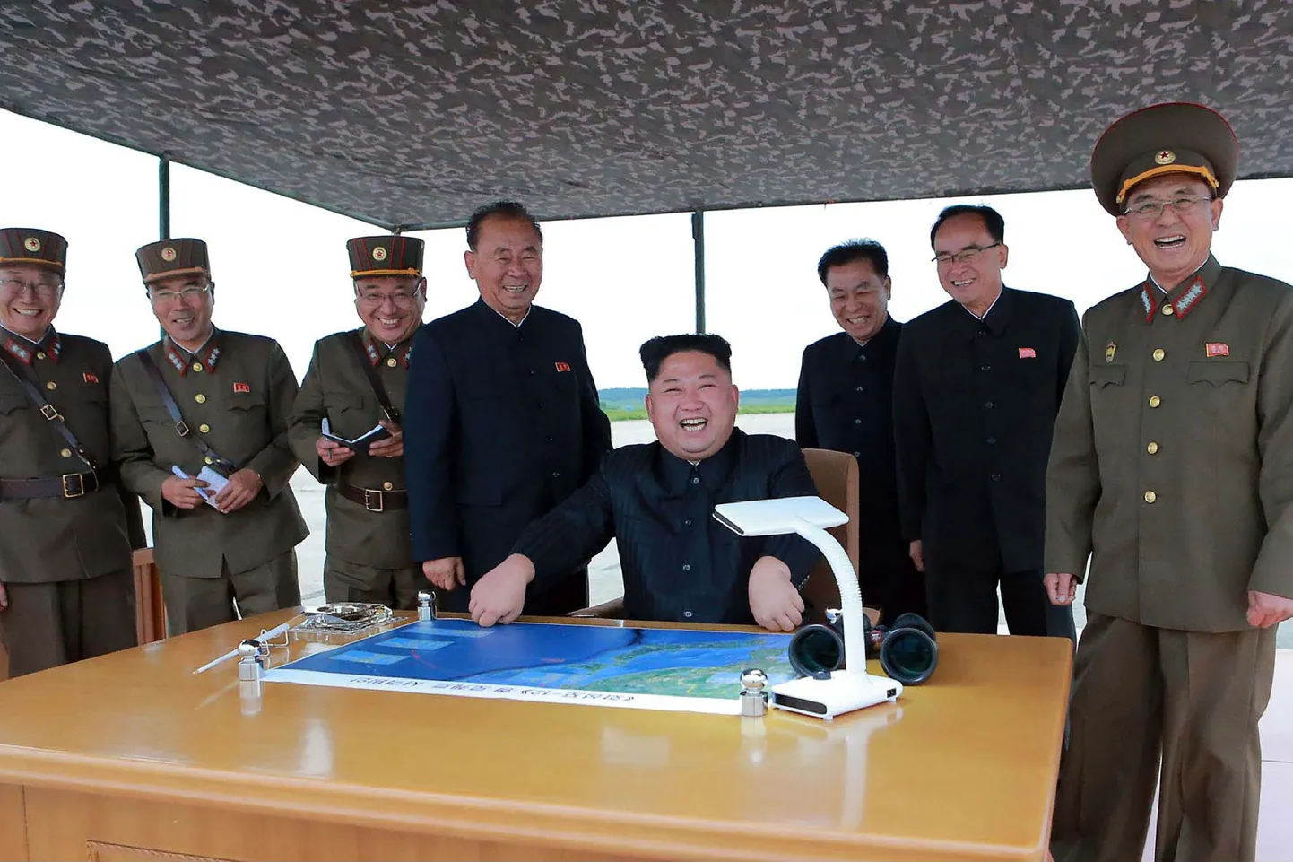 Teatud vaatlejate sõnul on Kim Jong-uni kaardi versioonil märgitud raketi teekonna pikkuseks 3200 km, tegelik tulemus jäi seega 500 kilomeetrit nõrgemaks.