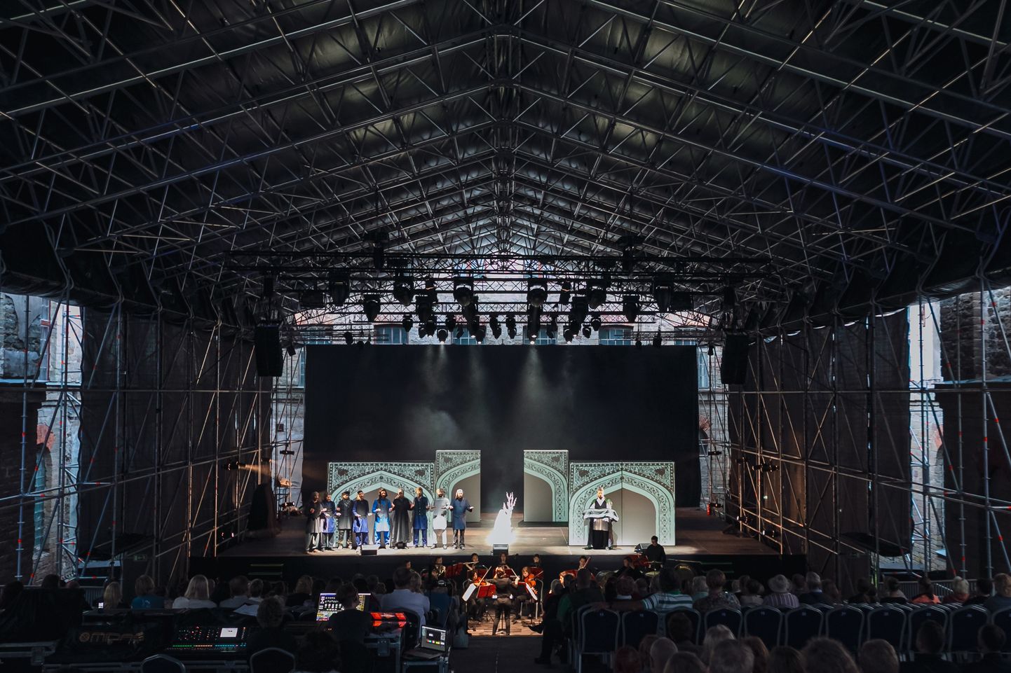 Главные сцена и зрительский зал пятых по счету Дней оперы в Нарве разместятся, как и в прошлый раз два года назад, в гигантском шатре во дворе бывшей Кренгольмской мануфактуры.