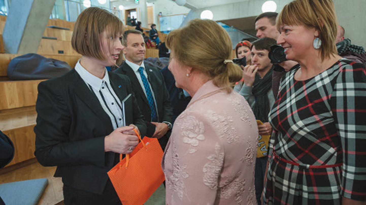 President Kersti Kaljulaid annab riiklikud teenetemärgid üle 21. veebruari keskpäeval TÜ Narva kolledžis, mida ta külastas ka oma esimesel Ida-Virumaa visiidil 2016. aasta oktoobris.