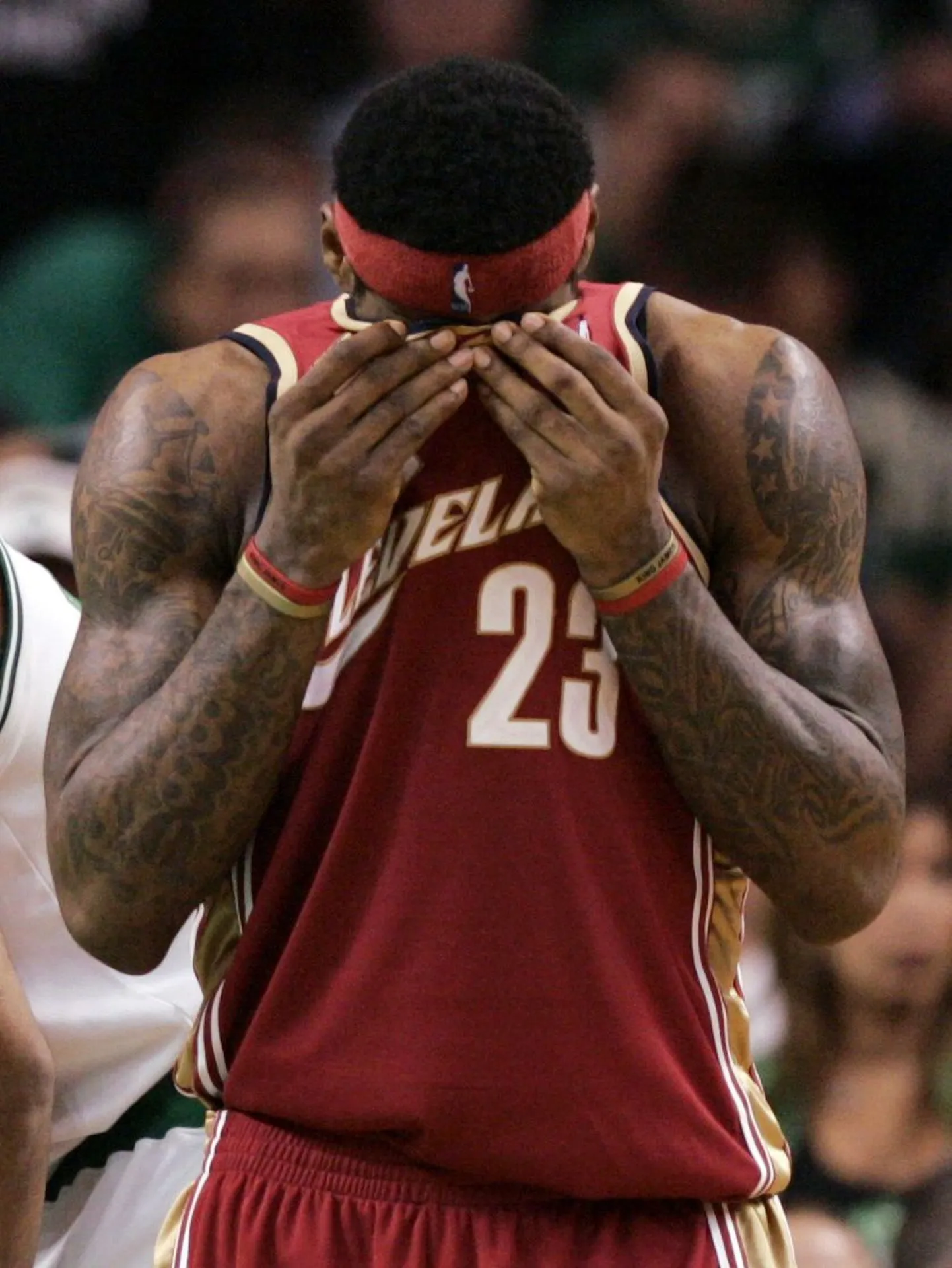 Pettunud LeBron Jamesi jaoks on hooaeg lõppenud.