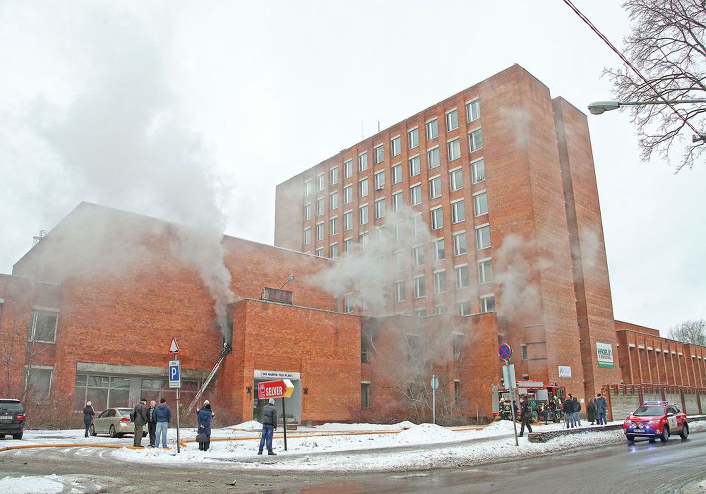 Сотрудники театра успели выбежать на улицу из горящего здания, когда пламя уже вырывалось из окон.