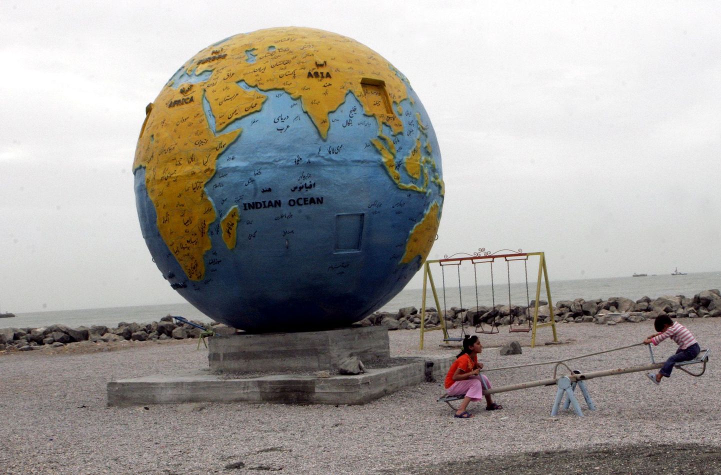 Iraani lapsed mängimas maakera all Nabdar Abbasi linna rannas.