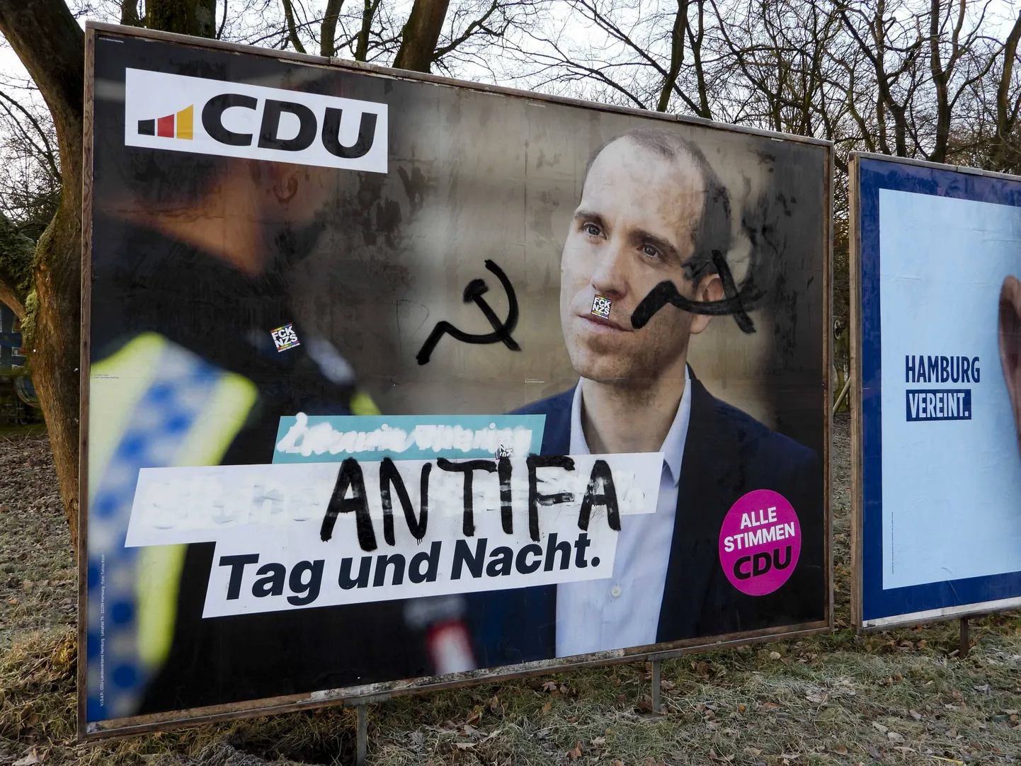 CDU valimisplakat, mille kallal on vandaalitsetud.