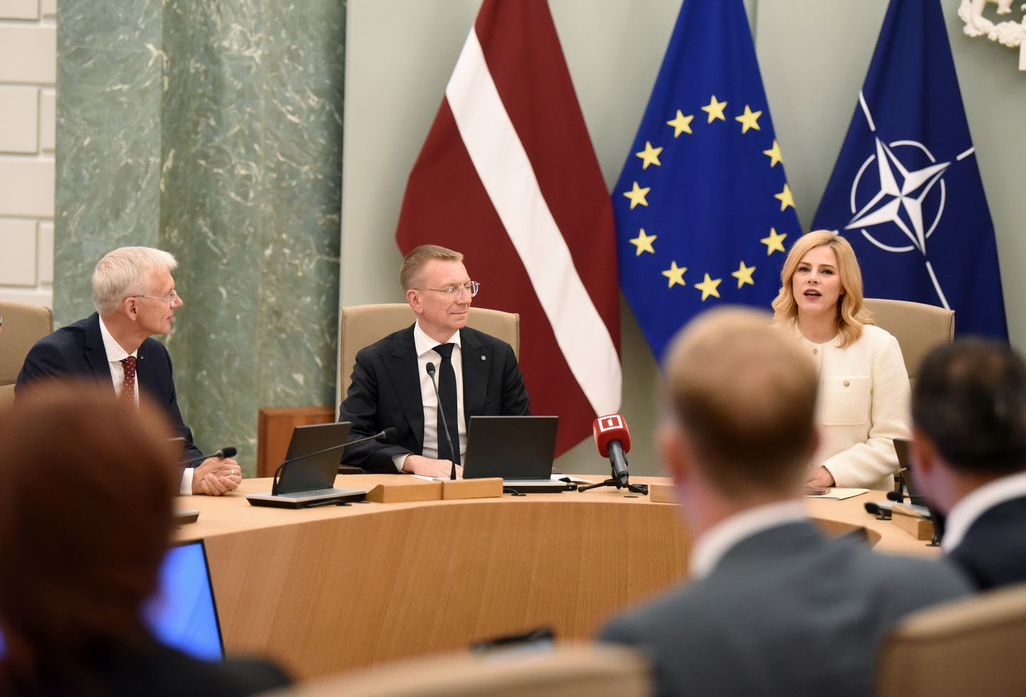 Ārlietu ministrs Krišjānis Kariņš (no kreisās), Valsts prezidents Edgars Rinkēvičs un Ministru prezidente Evika Siliņa piedalās 42. Ministru kabineta svinīgajā sēdē.
