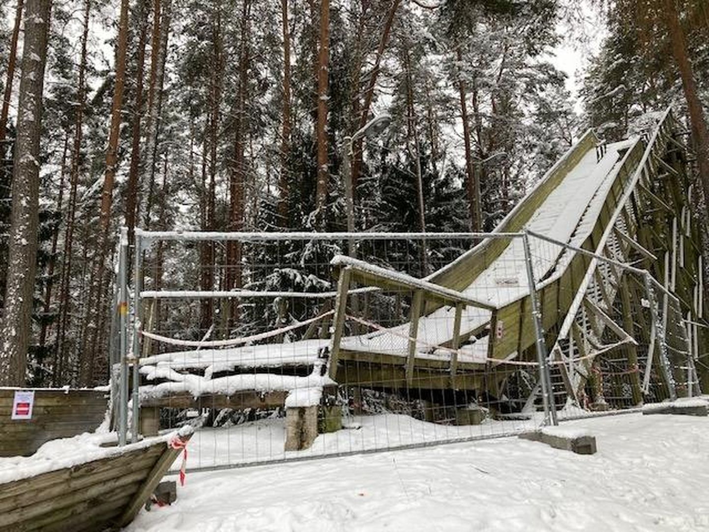 Эльваский лыжный трамплин под угрозой обрушения.