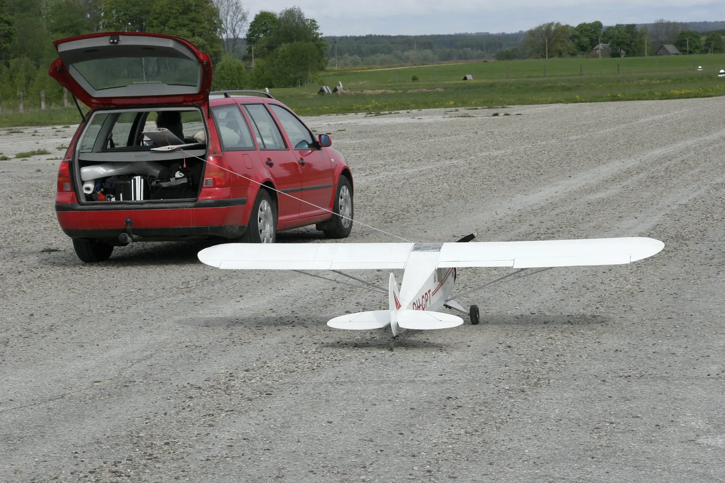 Viljandi lennuklubi tutvustab oma tegevust ja Päri lennuvälja.