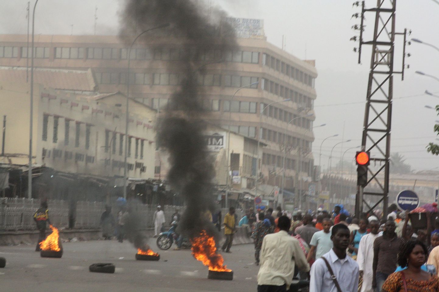 Mali pealinnas Bamakos süütati eile mässuliste sõdurite toetuseks autorehve.