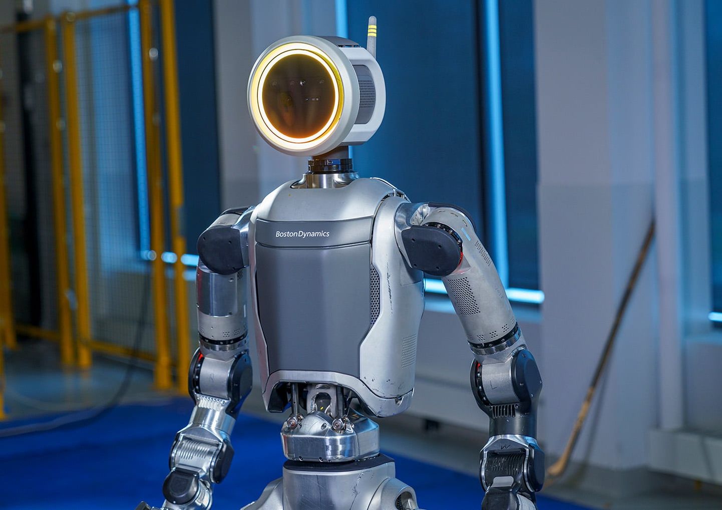 Eile kuulutas robotiarendaja Boston Dynamics oma hüdrauliliste jäsemetega humanoidroboti lõppenuks. Juba täna aga esitleti uut versiooni, mis on nüüd täiselektriline: see kondiväänaja suudab oma jäsemeid täispööretega liigutada ja väänab end asenditesse, mida inimesel pole võimalik järgi teha.