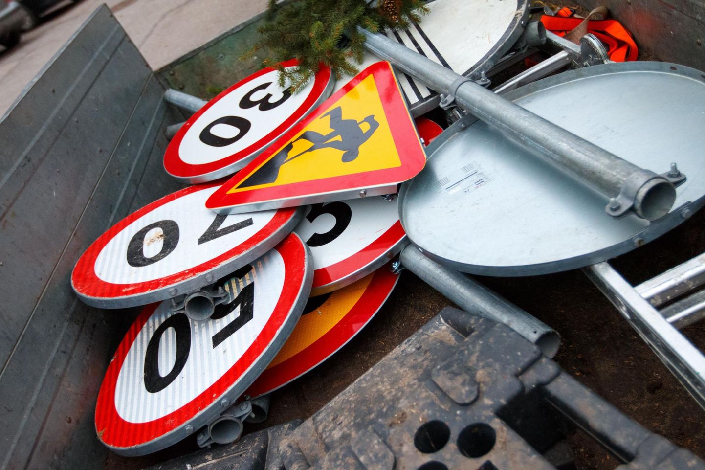 Jälgige kiirust reguleerivaid liiklusmärke ja valige ohutu sõidukiirus.