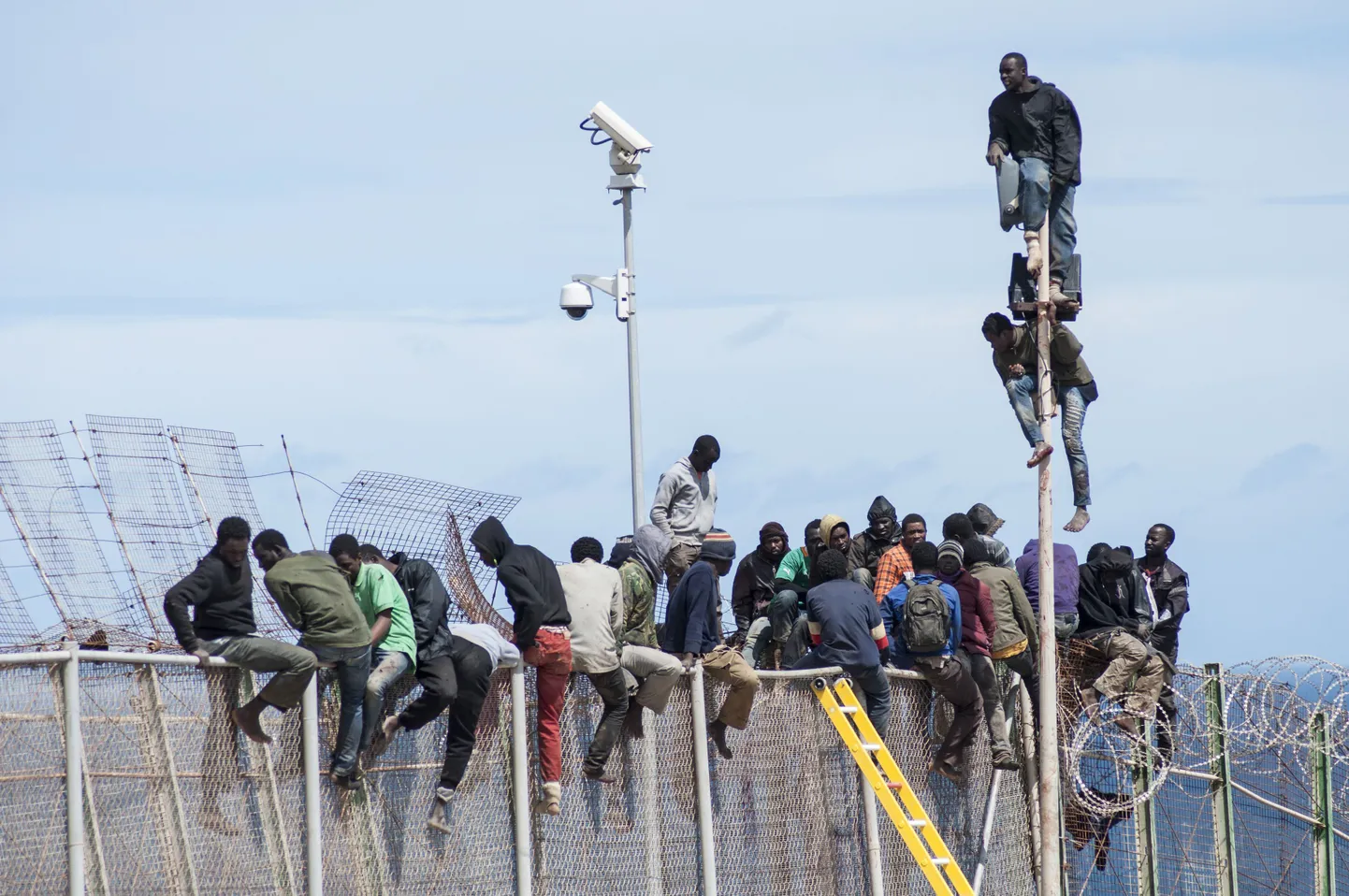 Hispaaniale kuuluvat Melilla enklaavi Marokost eraldavat tara ületada püüdvad migrandid.