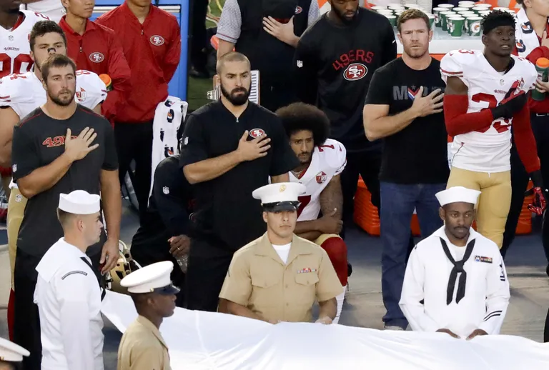 Colin Kaepernick põlvitamas. Nike uuel reklaamikampaanial on näha Kaepernicku pilti koos loosungiga «Believe in something. Even if it means sacrificing everything» (Usu millessegi, isegi kui selleks tuleb kõik ohverdada). Tegu on viitega Kaepernicku kohtulahingule Ameerika jalgpalliliiga NFLiga, kes viskas ta liigast välja.