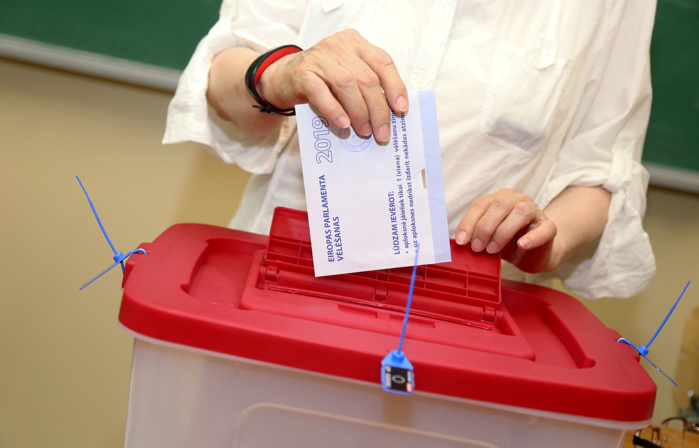 Sieviete nodod savu balsi iepriekšējā balsošanā Eiropas Parlamenta vēlēšanās 3.vēlēšanu iecirknī Rīgas Valsts 1.ģimnāzijā.