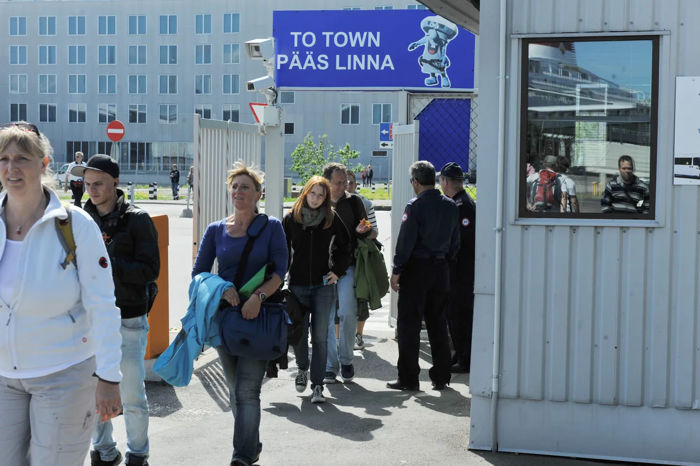 Kruiisilaevale naasevad Saksa turistid.