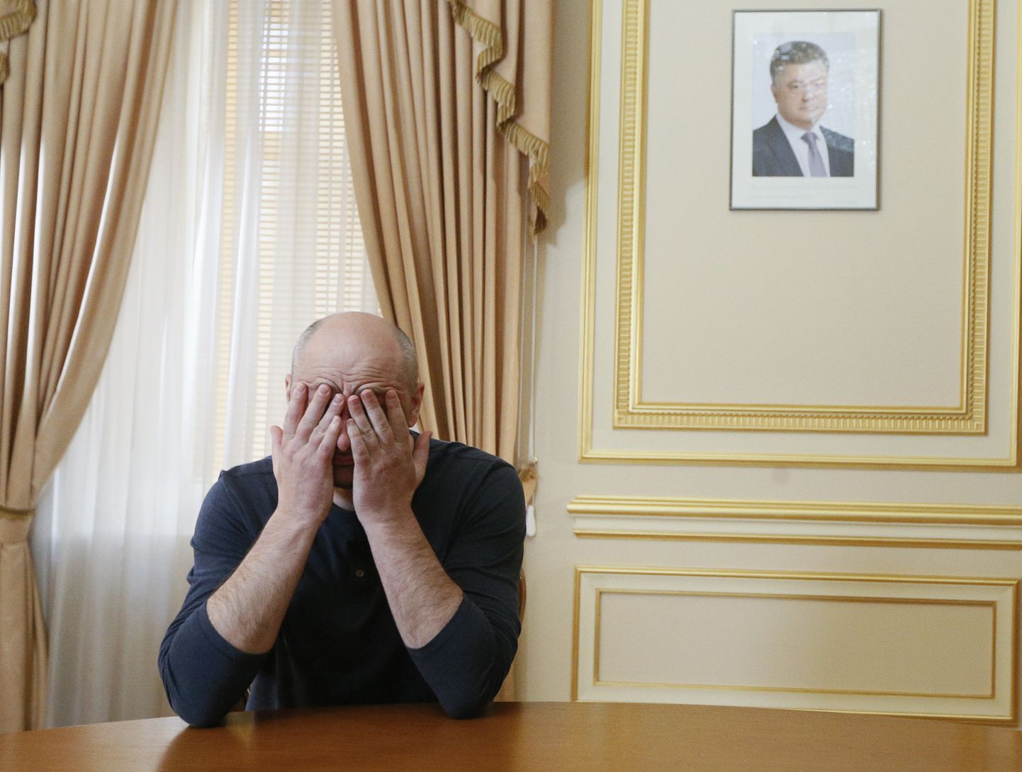 Vene ajakirjanik Arkadi Babtšenko hoiab välismeediale intervjuud andes peast kinni, seinal Ukraina presidendi Petro Porošenko pilt.