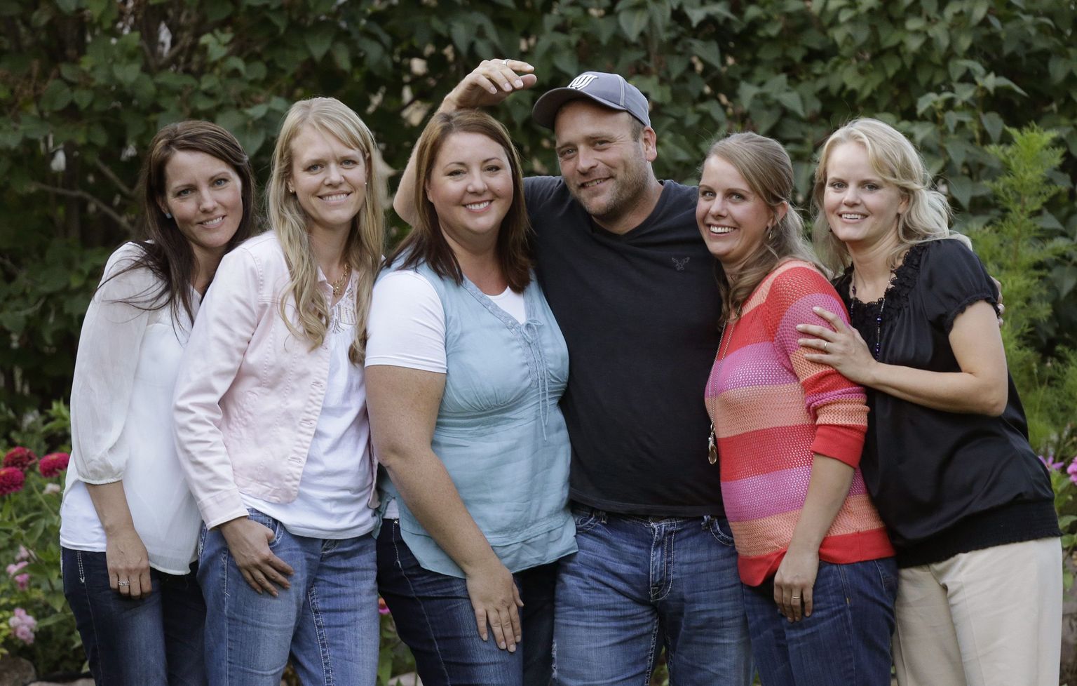 Polügaamia kaitsja Brady Williams oma viie abikaasaga. Bradyl on erinevate naistega kokku üle 20 lapse. Vasakult paremale: Paulie, Robyn, Rosemary, Brady, Nonie ja Rhonda. Pere elab Utah' osariigis väljaspool Salt Lake Cityt.