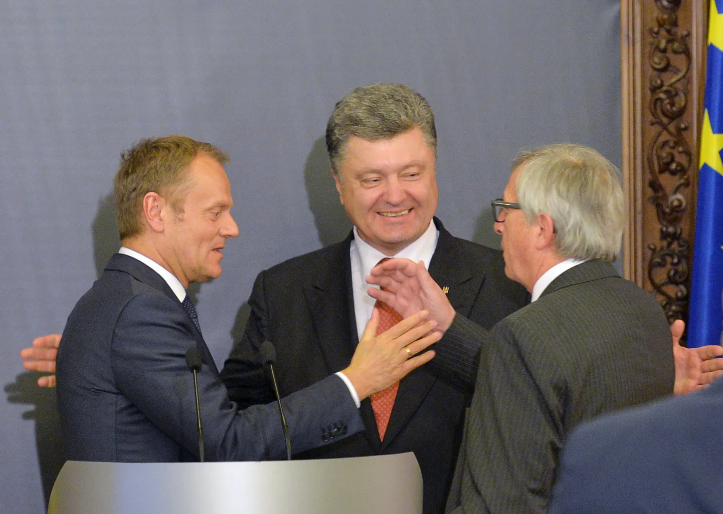 Ukraina president Petro Porošenko (keskel), Euroopa Komisjoni pea Jean-Claude Juncker (paremal) ja Euroopa Nõukogu president Donald Tusk (vasakul) möödunud aasta aprillis Kiievis näitamaks toetust separatistide vastasele võitlusele Ida-Ukrainas.