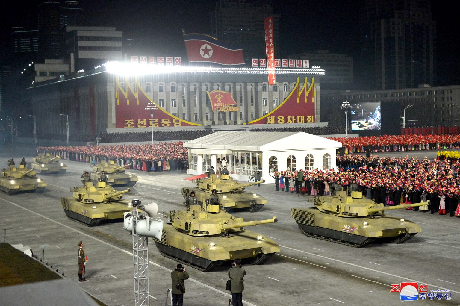 Sõjaväeparaad Pyongyangis.