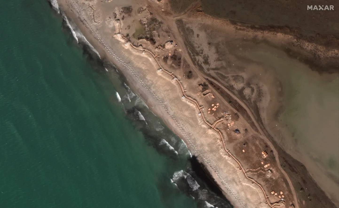 Maxar Technologiesi satelliidifoto Krimmist Jevpatoria piirkonnast, kus rannal on näha Vene armee kaevatud kaitsekraave ja niinimetatud draakonihambaid