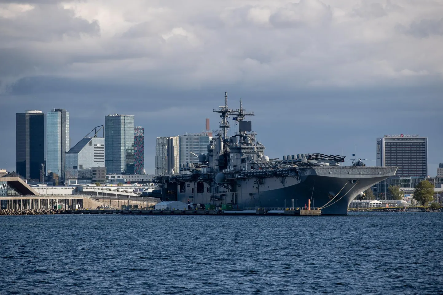 Vaade merelt USA mereväe dessantlaevale USS Kearsarge.