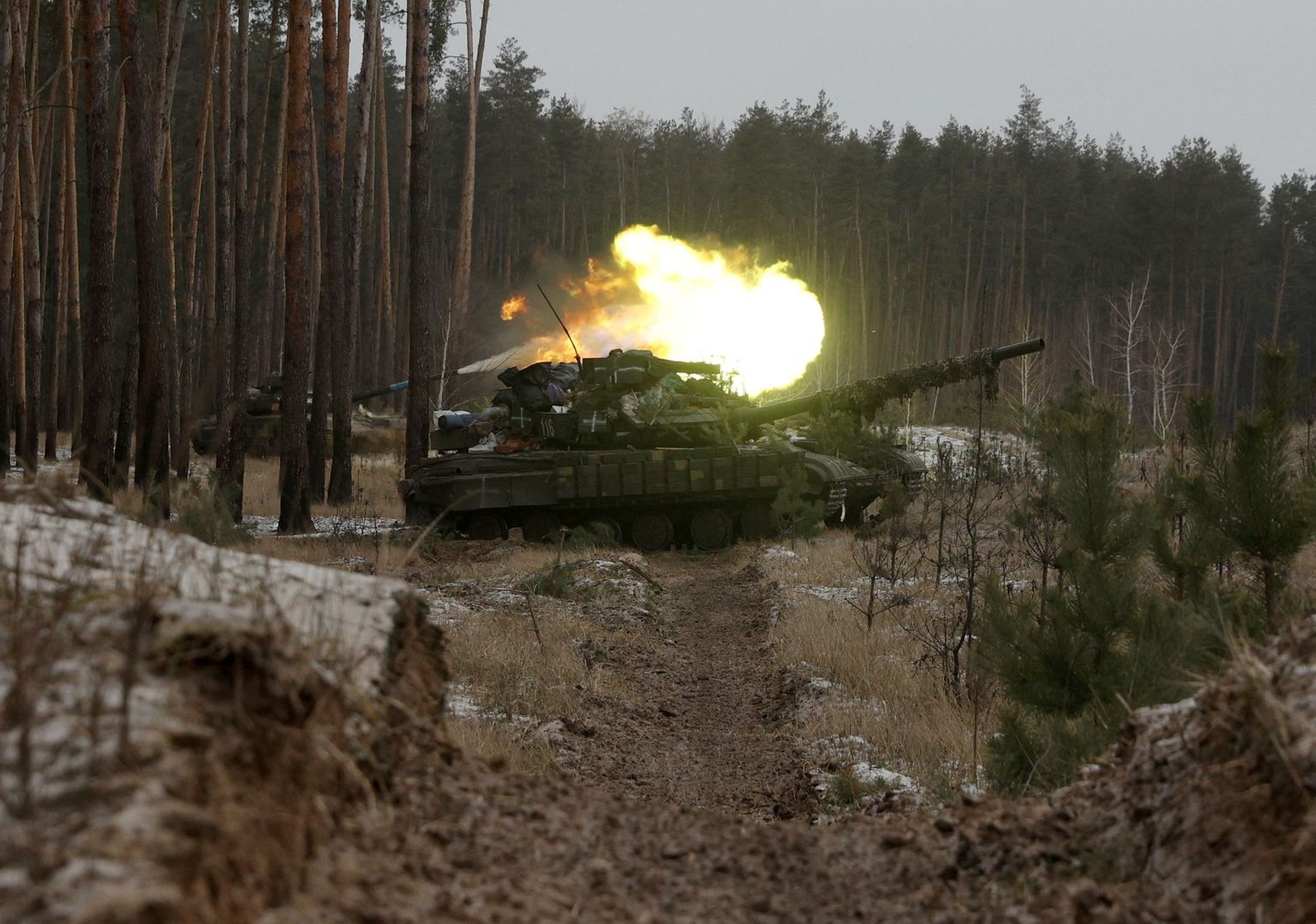 Ukraina tank tulistab eile Venemaa positsioone Luhanski oblastis Kreminna lähistel. Seni on NATO riigid tarninud Ukrainale ainult nõukogudeaegseid tanke.