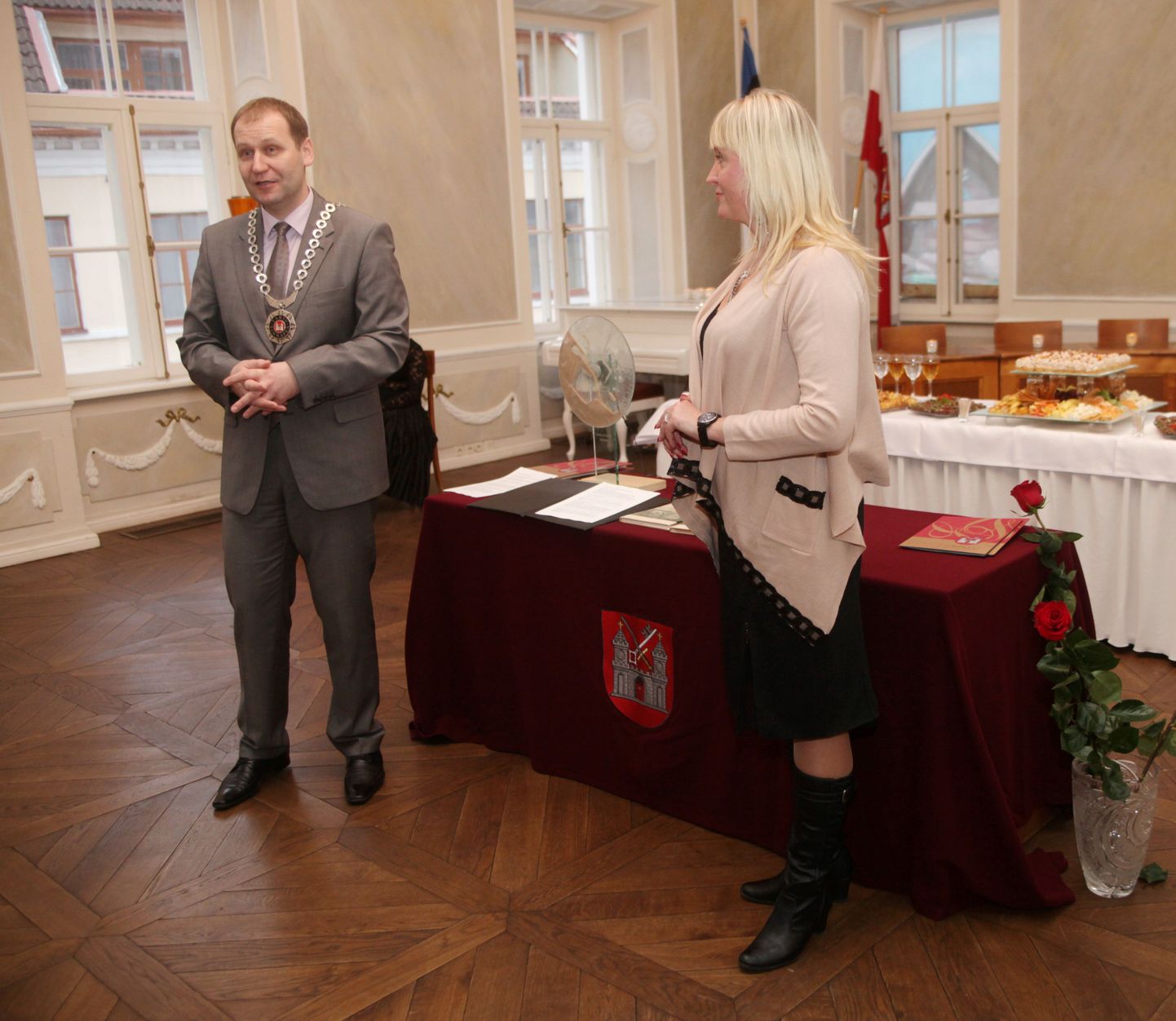 Postimeehe peatoimetaja Merit Kopli ja Tartu linnapea Urmas Kruuse õnnitlesid «Aasta tegu 2011» laureaate.