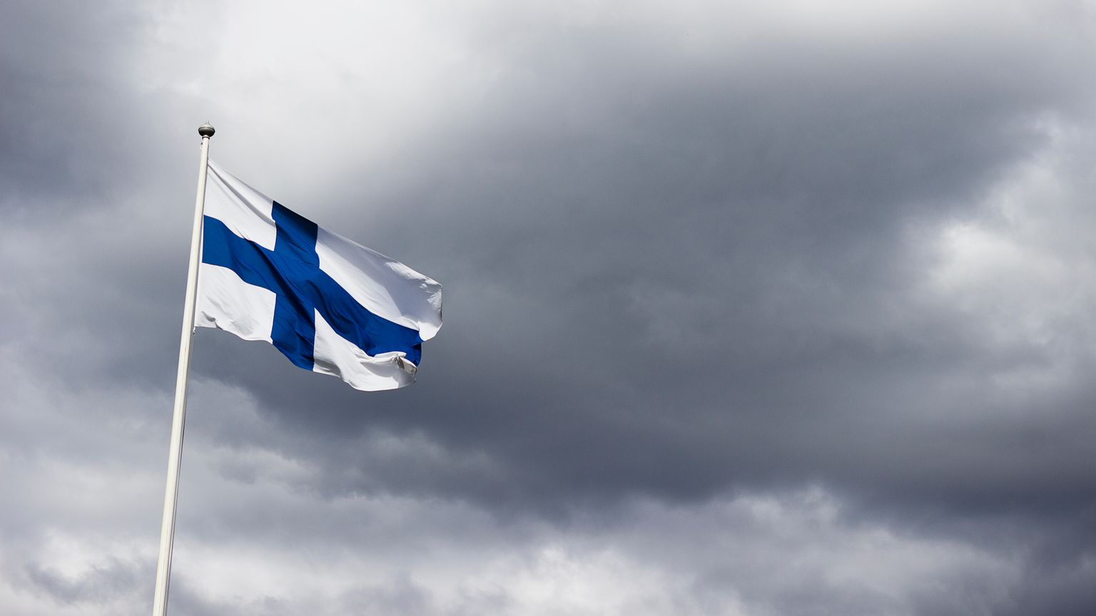 Soome lipp ja pilvine taevas. Pilt on illustreeriv
