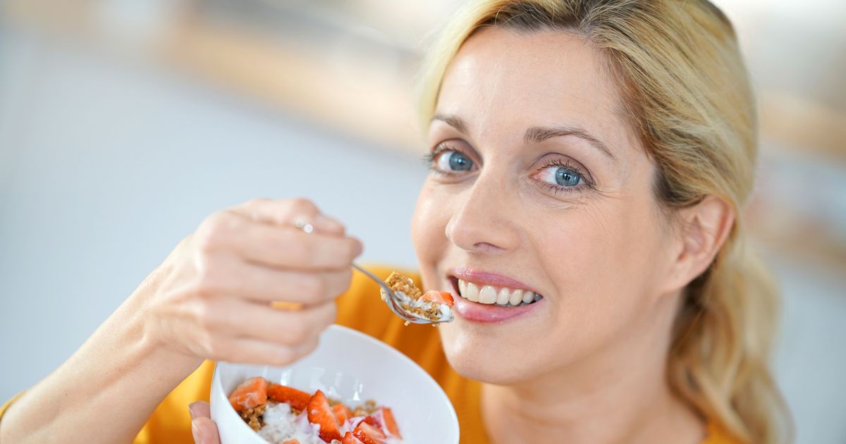 женщина в возрасте на кухне. питание в климактерическом периоде у женщин. женщина ест. питание в 40 лет женщине. рацион питания после 40 лет для женщин фото.