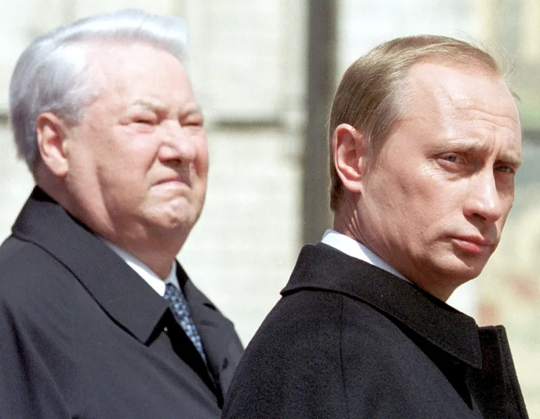 Первый президент России в 1991-1999 годах Борис Ельцин и второй президент РФ Владимир Путин в день инаугурации преемника, Кремль, Москва, 7 мая 2000 года.